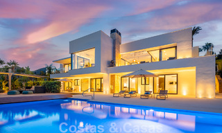 Moderne luxevilla te koop met privé tennisbaan in een prestigieuze woonwijk in Nueva Andalucia’s golfvallei, Marbella 50163 