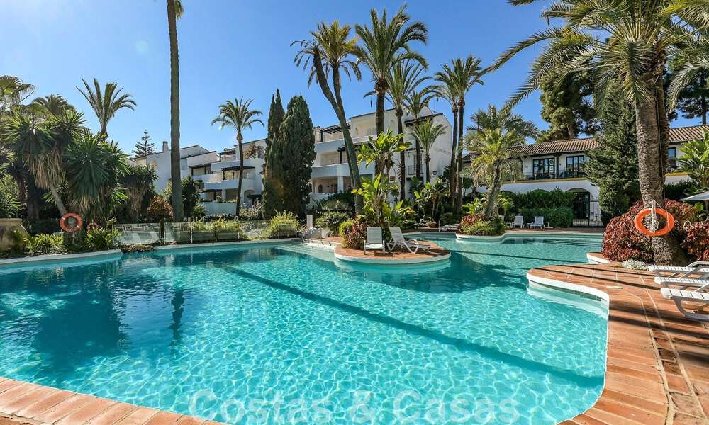 Verfijnd appartement te koop op enkele stappen van het strand, gelegen in Puente Romano op de Golden Mile in Marbella 49793