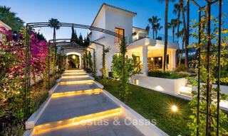 Mediterrane, luxevilla te koop in een prestigieuze woonwijk omgeven door de golfbanen van Nueva Andalucia’s vallei, Marbella 54152 