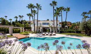 Mediterrane, luxevilla te koop in een prestigieuze woonwijk omgeven door de golfbanen van Nueva Andalucia’s vallei, Marbella 54153 