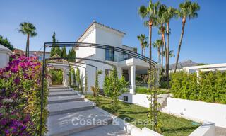 Mediterrane, luxevilla te koop in een prestigieuze woonwijk omgeven door de golfbanen van Nueva Andalucia’s vallei, Marbella 54159 