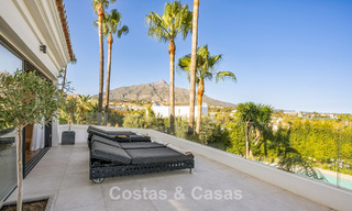 Mediterrane, luxevilla te koop in een prestigieuze woonwijk omgeven door de golfbanen van Nueva Andalucia’s vallei, Marbella 54210 