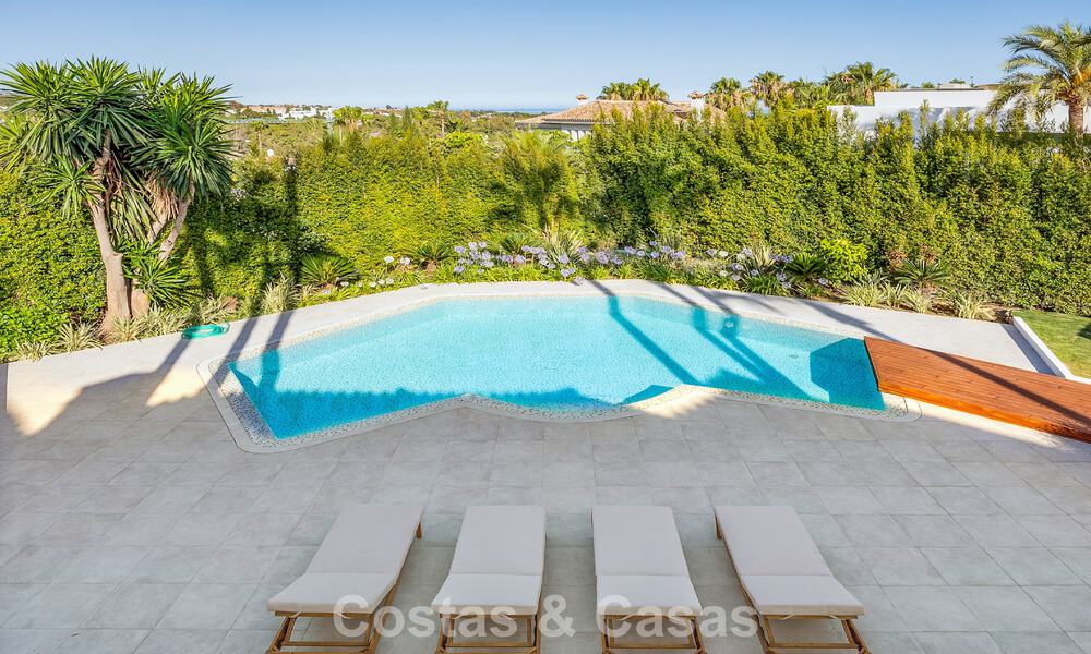 Mediterrane, luxevilla te koop in een prestigieuze woonwijk omgeven door de golfbanen van Nueva Andalucia’s vallei, Marbella 54211