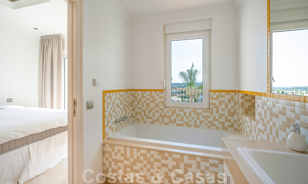 Ruime Mediterrane villa te koop gelegen in een bevoorrechte urbanisatie van Nueva Andalucia, Marbella 50584