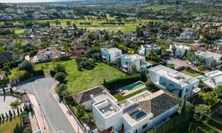 Vrijstaande, Mediterrane luxevilla te koop met verwarmd zwembad en zeezicht, omgeven door golfbanen in Nueva Andalucia, Marbella 50716 