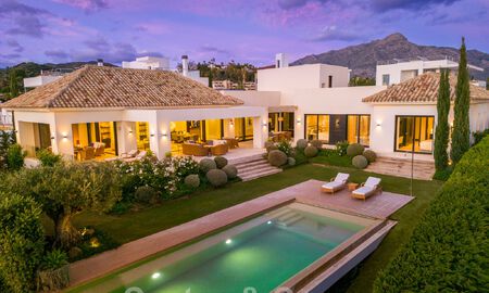 Vrijstaande, Mediterrane luxevilla te koop met verwarmd zwembad en zeezicht, omgeven door golfbanen in Nueva Andalucia, Marbella 50733