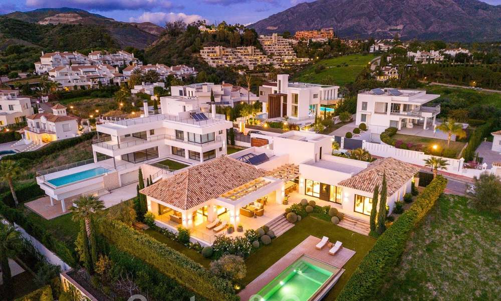 Vrijstaande, Mediterrane luxevilla te koop met verwarmd zwembad en zeezicht, omgeven door golfbanen in Nueva Andalucia, Marbella 50734