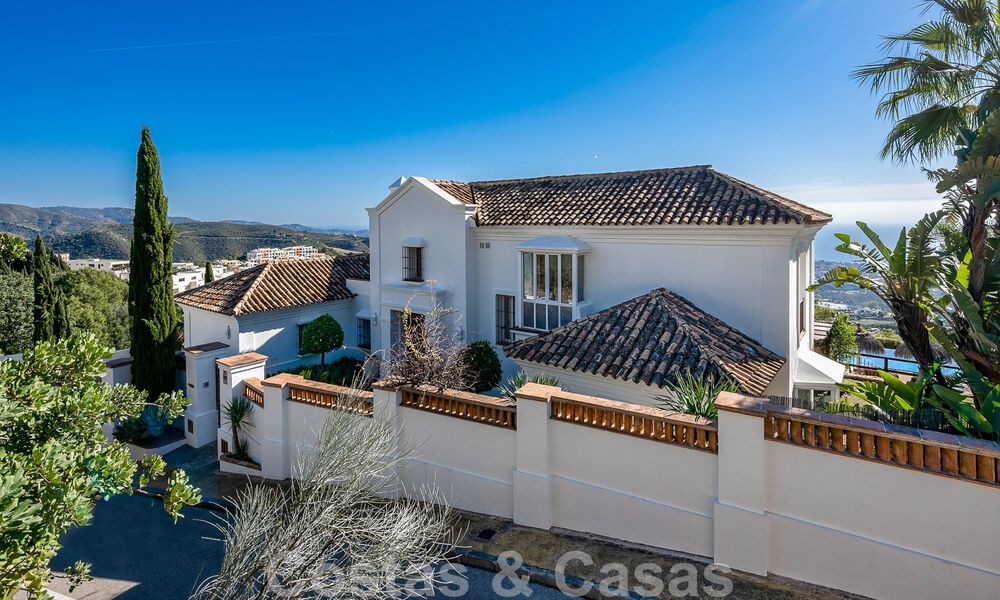 Andalusische luxevilla te koop met adembenemend panoramisch zeezicht gelegen in Los Monteros, Marbella 50945