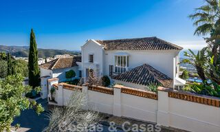 Andalusische luxevilla te koop met adembenemend panoramisch zeezicht gelegen in Los Monteros, Marbella 50945 