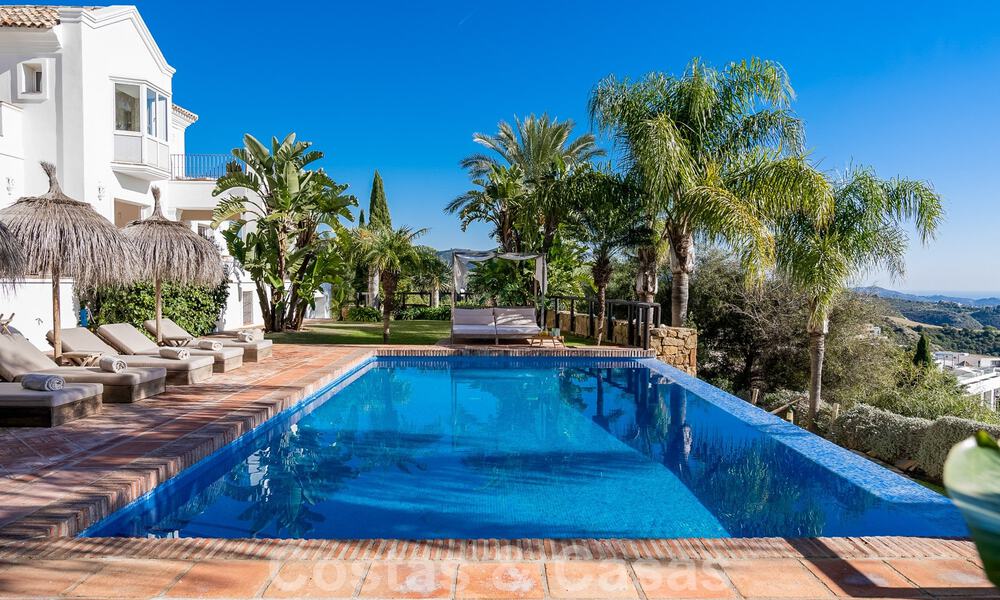 Andalusische luxevilla te koop met adembenemend panoramisch zeezicht gelegen in Los Monteros, Marbella 50949
