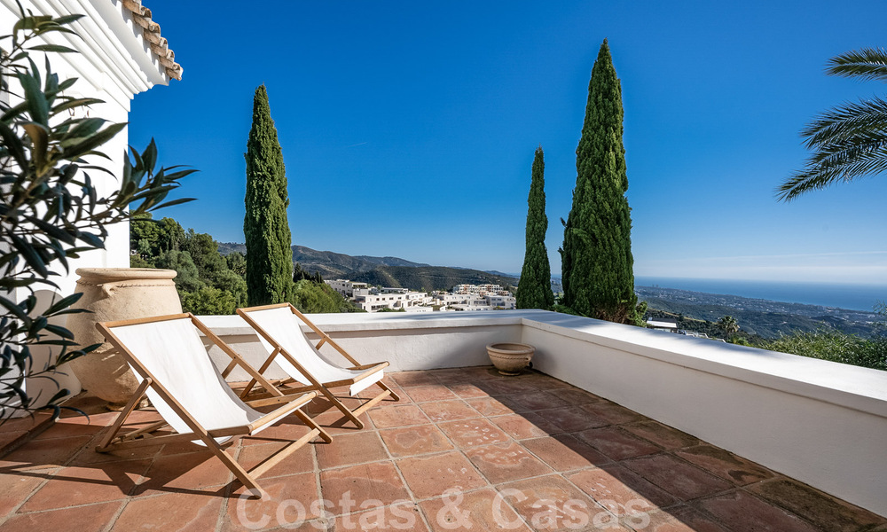 Andalusische luxevilla te koop met adembenemend panoramisch zeezicht gelegen in Los Monteros, Marbella 50955