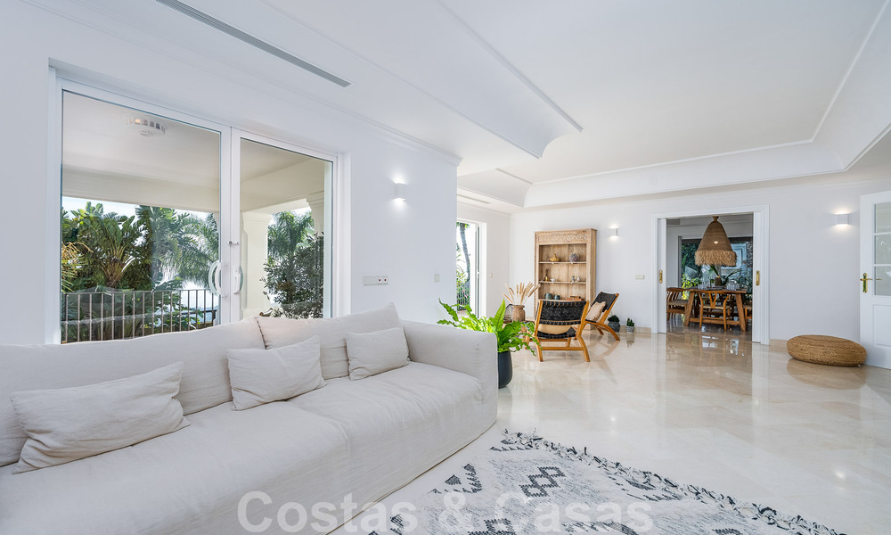 Andalusische luxevilla te koop met adembenemend panoramisch zeezicht gelegen in Los Monteros, Marbella 50956