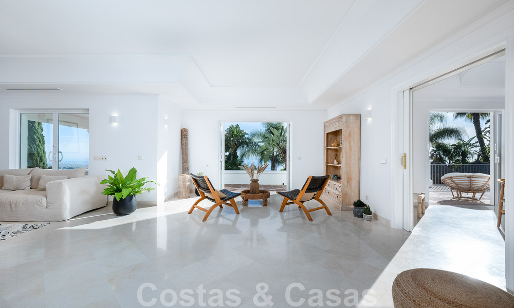 Andalusische luxevilla te koop met adembenemend panoramisch zeezicht gelegen in Los Monteros, Marbella 50957