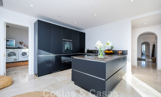 Andalusische luxevilla te koop met adembenemend panoramisch zeezicht gelegen in Los Monteros, Marbella 50959 