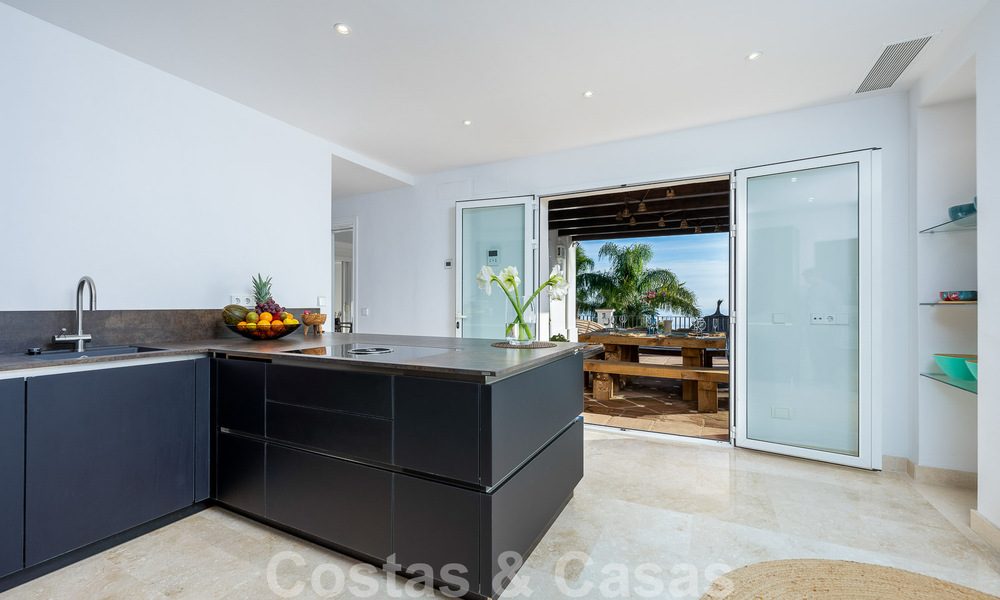 Andalusische luxevilla te koop met adembenemend panoramisch zeezicht gelegen in Los Monteros, Marbella 50961