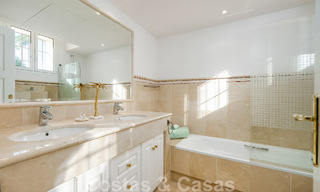Andalusische luxevilla te koop met adembenemend panoramisch zeezicht gelegen in Los Monteros, Marbella 50965 