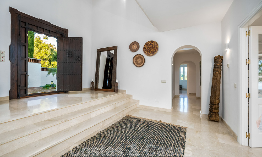 Andalusische luxevilla te koop met adembenemend panoramisch zeezicht gelegen in Los Monteros, Marbella 50968