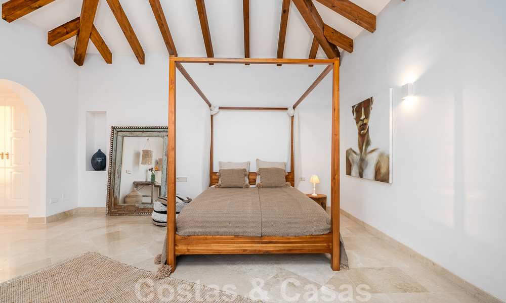 Andalusische luxevilla te koop met adembenemend panoramisch zeezicht gelegen in Los Monteros, Marbella 50971
