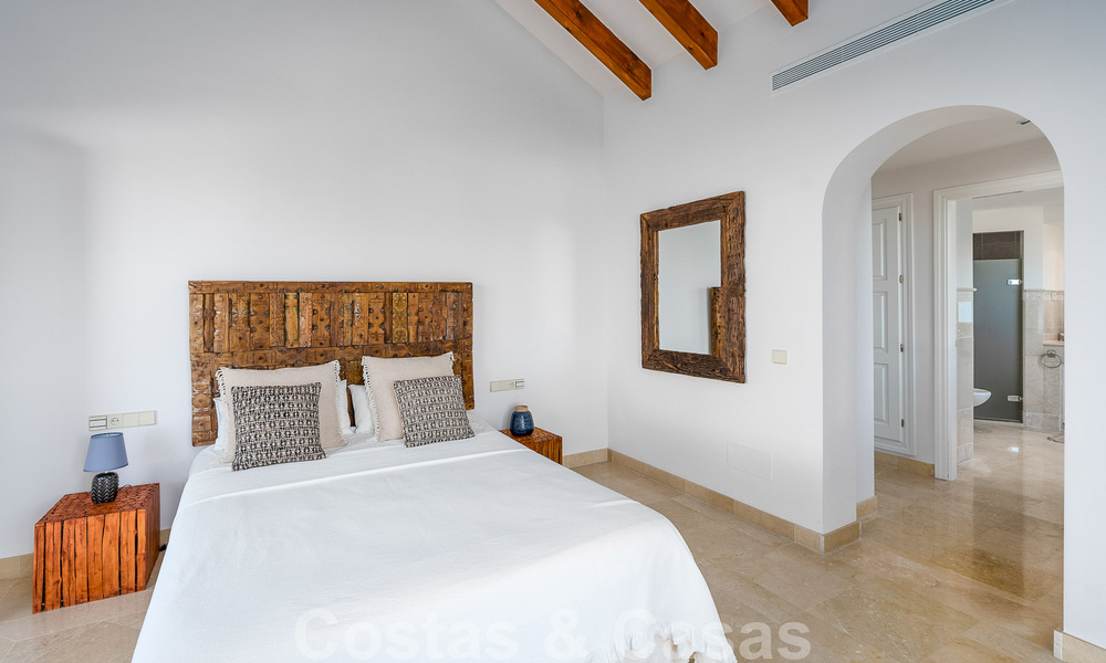 Andalusische luxevilla te koop met adembenemend panoramisch zeezicht gelegen in Los Monteros, Marbella 50977