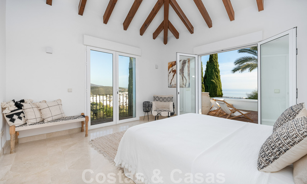 Andalusische luxevilla te koop met adembenemend panoramisch zeezicht gelegen in Los Monteros, Marbella 50978