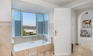 Andalusische luxevilla te koop met adembenemend panoramisch zeezicht gelegen in Los Monteros, Marbella 50979 