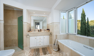 Andalusische luxevilla te koop met adembenemend panoramisch zeezicht gelegen in Los Monteros, Marbella 50980 