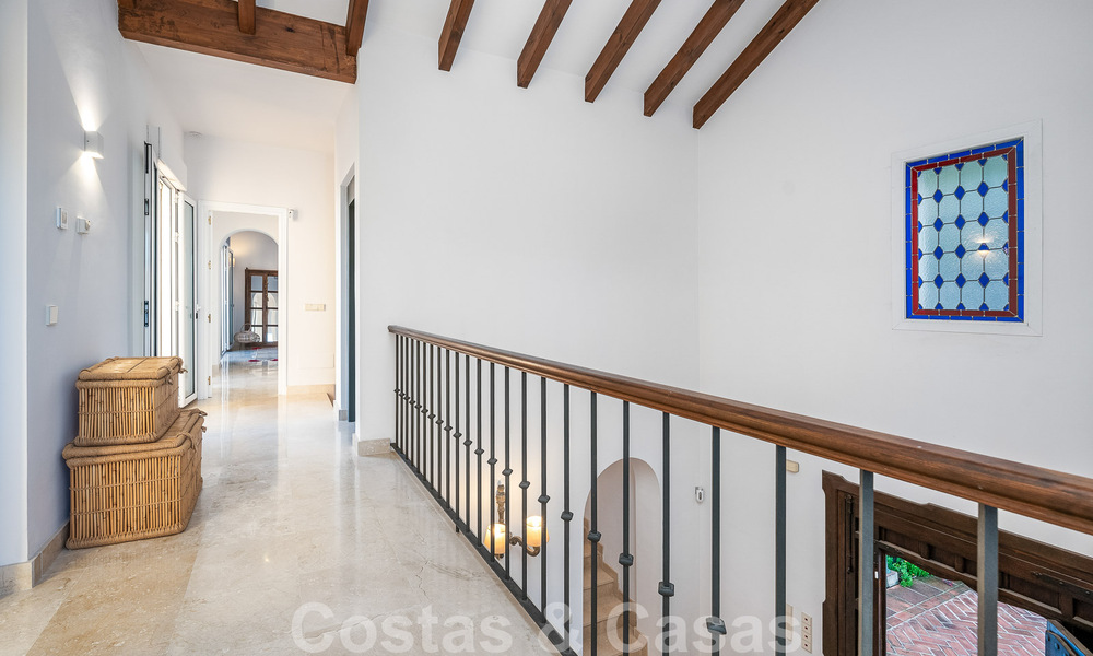 Andalusische luxevilla te koop met adembenemend panoramisch zeezicht gelegen in Los Monteros, Marbella 50981