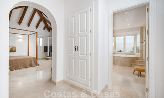Andalusische luxevilla te koop met adembenemend panoramisch zeezicht gelegen in Los Monteros, Marbella 50984 