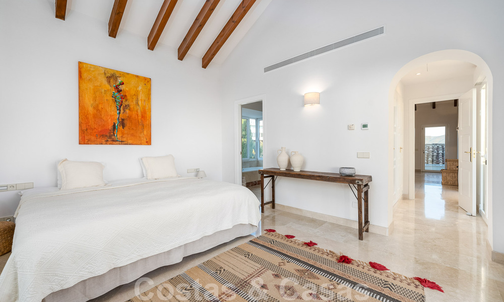Andalusische luxevilla te koop met adembenemend panoramisch zeezicht gelegen in Los Monteros, Marbella 50985