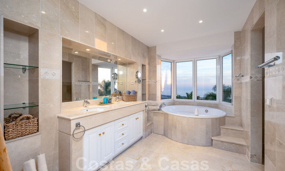 Andalusische luxevilla te koop met adembenemend panoramisch zeezicht gelegen in Los Monteros, Marbella 50986