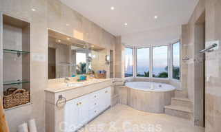 Andalusische luxevilla te koop met adembenemend panoramisch zeezicht gelegen in Los Monteros, Marbella 50986 