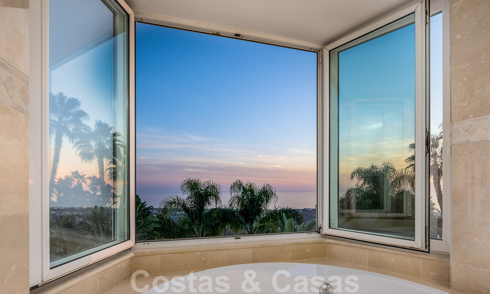 Andalusische luxevilla te koop met adembenemend panoramisch zeezicht gelegen in Los Monteros, Marbella 50988