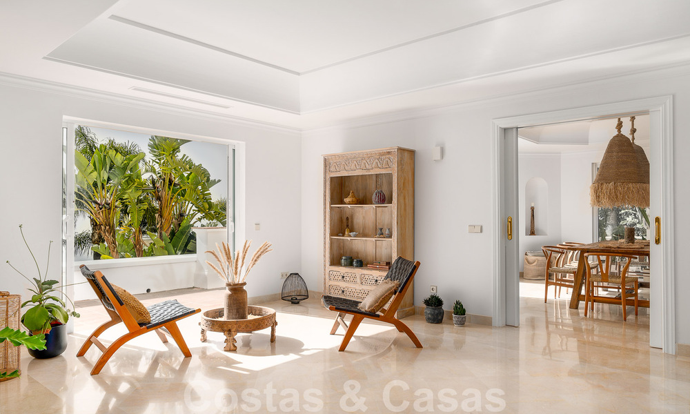 Andalusische luxevilla te koop met adembenemend panoramisch zeezicht gelegen in Los Monteros, Marbella 50992