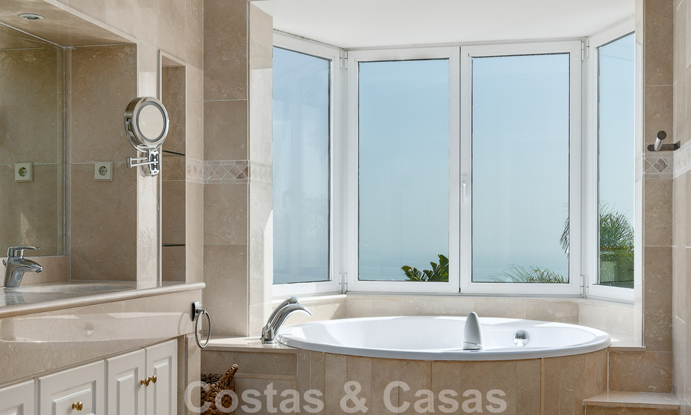 Andalusische luxevilla te koop met adembenemend panoramisch zeezicht gelegen in Los Monteros, Marbella 50994