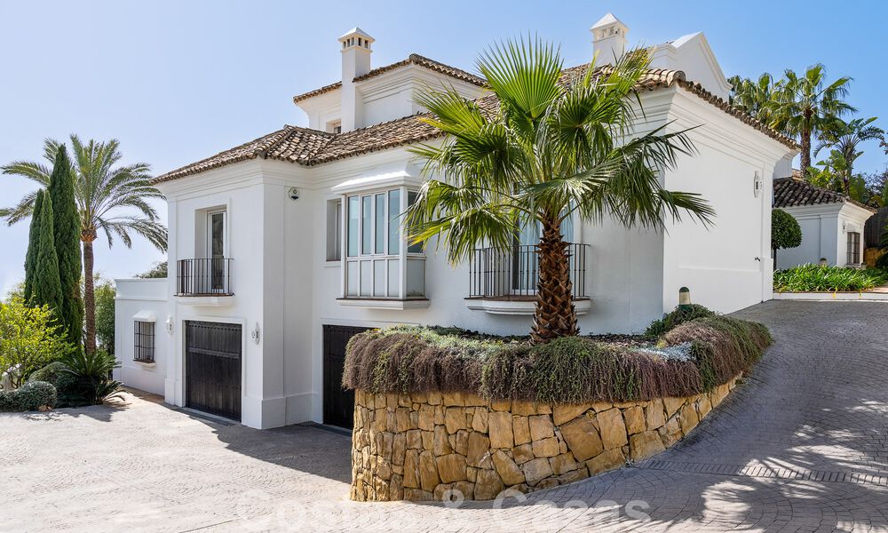 Andalusische luxevilla te koop met adembenemend panoramisch zeezicht gelegen in Los Monteros, Marbella 50998