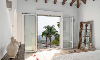 Andalusische luxevilla te koop met adembenemend panoramisch zeezicht gelegen in Los Monteros, Marbella 51001 
