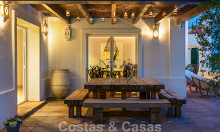 Andalusische luxevilla te koop met adembenemend panoramisch zeezicht gelegen in Los Monteros, Marbella 51002 