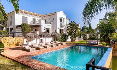 Andalusische luxevilla te koop met adembenemend panoramisch zeezicht gelegen in Los Monteros, Marbella 51003