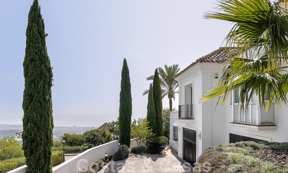 Andalusische luxevilla te koop met adembenemend panoramisch zeezicht gelegen in Los Monteros, Marbella 51004