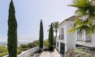 Andalusische luxevilla te koop met adembenemend panoramisch zeezicht gelegen in Los Monteros, Marbella 51004 