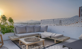 Schitterend penthouse te koop met uitzicht op zee en bergen, op loopafstand van voorzieningen in Nueva Andalucia, Marbella 50751 