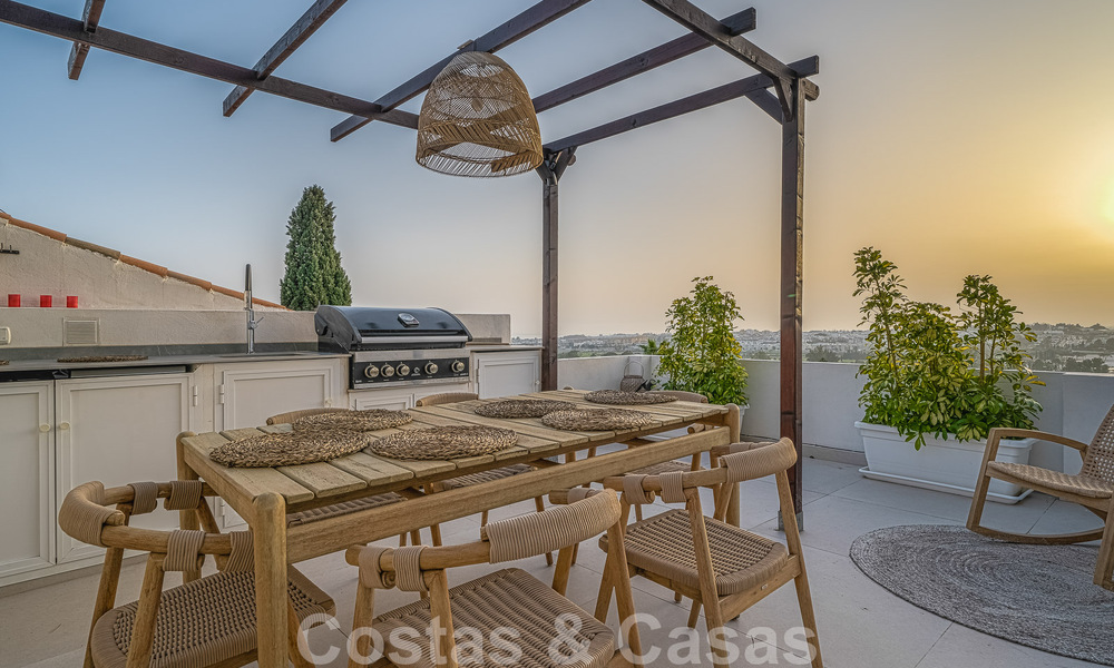 Schitterend penthouse te koop met uitzicht op zee en bergen, op loopafstand van voorzieningen in Nueva Andalucia, Marbella 50752