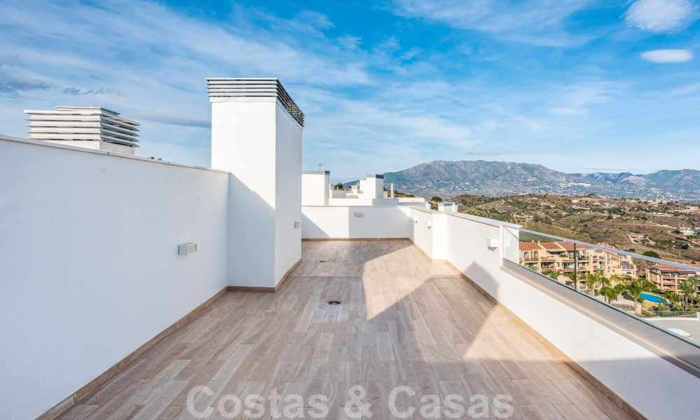 Instapklaar, ruim penthouse te koop met privézwembad en panoramisch golf- en zeezicht, grenzend a/e golfclub in Mijas, Costa del Sol 50469