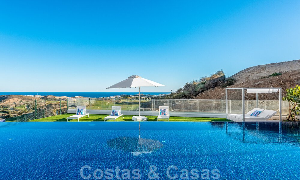 Instapklaar, ruim penthouse te koop met privézwembad en panoramisch golf- en zeezicht, grenzend a/e golfclub in Mijas, Costa del Sol 50473