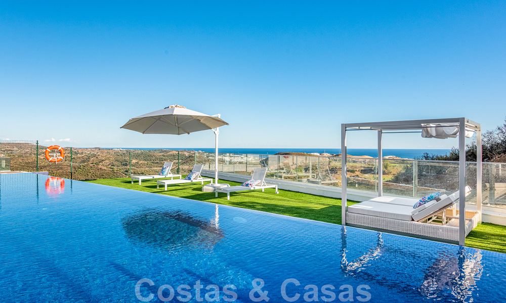 Instapklaar, ruim penthouse te koop met privézwembad en panoramisch golf- en zeezicht, grenzend a/e golfclub in Mijas, Costa del Sol 50475