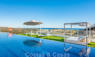 Instapklaar, ruim penthouse te koop met privézwembad en panoramisch golf- en zeezicht, grenzend a/e golfclub in Mijas, Costa del Sol 50475 
