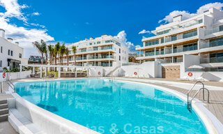 Instapklaar, ruim penthouse te koop met privézwembad en panoramisch golf- en zeezicht, grenzend a/e golfclub in Mijas, Costa del Sol 50481 