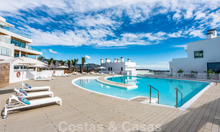 Instapklaar, ruim penthouse te koop met privézwembad en panoramisch golf- en zeezicht, grenzend a/e golfclub in Mijas, Costa del Sol 50482 