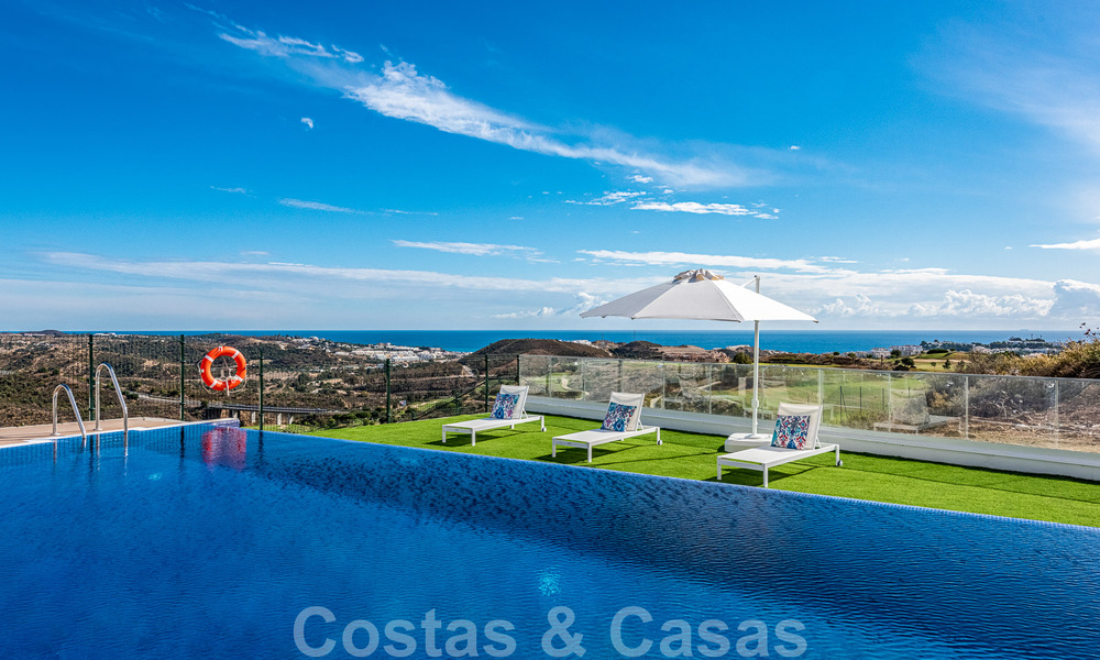 Instapklaar, ruim penthouse te koop met privézwembad en panoramisch golf- en zeezicht, grenzend a/e golfclub in Mijas, Costa del Sol 50483