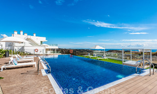 Instapklaar, ruim penthouse te koop met privézwembad en panoramisch golf- en zeezicht, grenzend a/e golfclub in Mijas, Costa del Sol 50484 